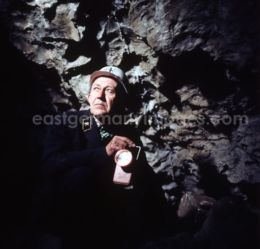 GDR image archive: Rübeland - Ein Führer in der Baumannshöhle in Rübeland.