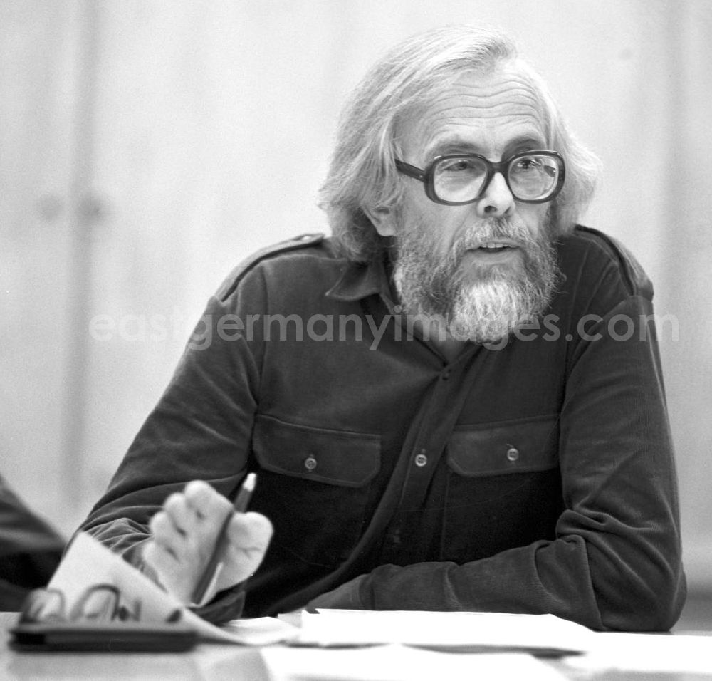 GDR image archive: Berlin - Der Schriftsteller Reimar Gilsenbach bei einer Buch-Lesung. Als Vorstandsmitglied der Gesellschaft für Natur und Umwelt war Gilsenbach maßgeblich an der kritischen DDR-Umwelt- und Friedensbewegung beteiligt. Im Jahr 199