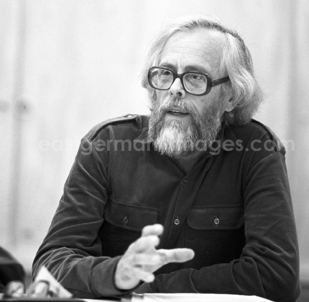 GDR photo archive: Berlin - Der Schriftsteller Reimar Gilsenbach bei einer Buch-Lesung. Als Vorstandsmitglied der Gesellschaft für Natur und Umwelt war Gilsenbach maßgeblich an der kritischen DDR-Umwelt- und Friedensbewegung beteiligt. Im Jahr 199