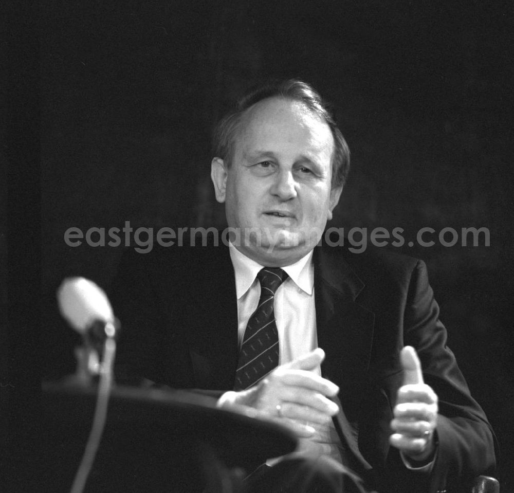 Berlin: Der polnische Schriftsteller Leslaw Bartelski auf einer Veranstaltung in der DDR.