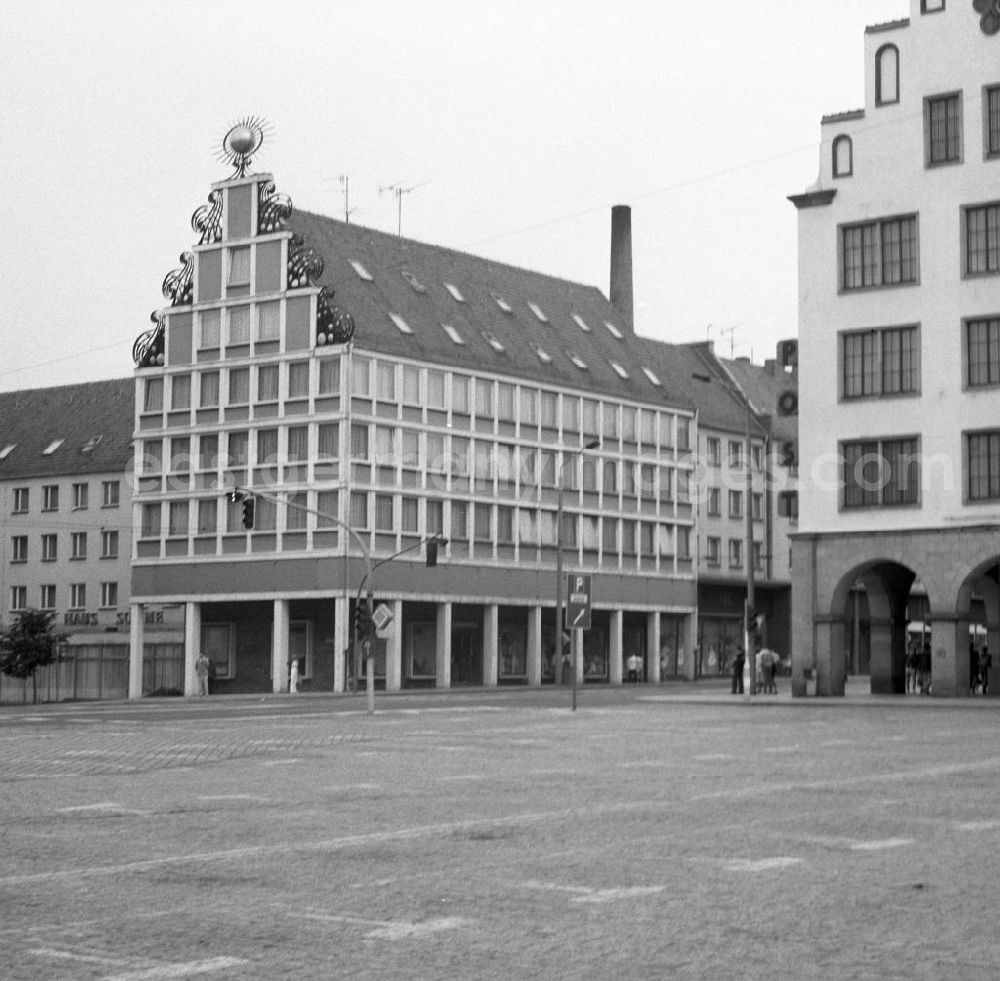 Rostock: Blick auf das Hotel Haus Sonne (l) (heute: Steigenberger Hotel Sonne) am Neuen Markt und das Postgebäude (r) in der Rostocker Altstadt.