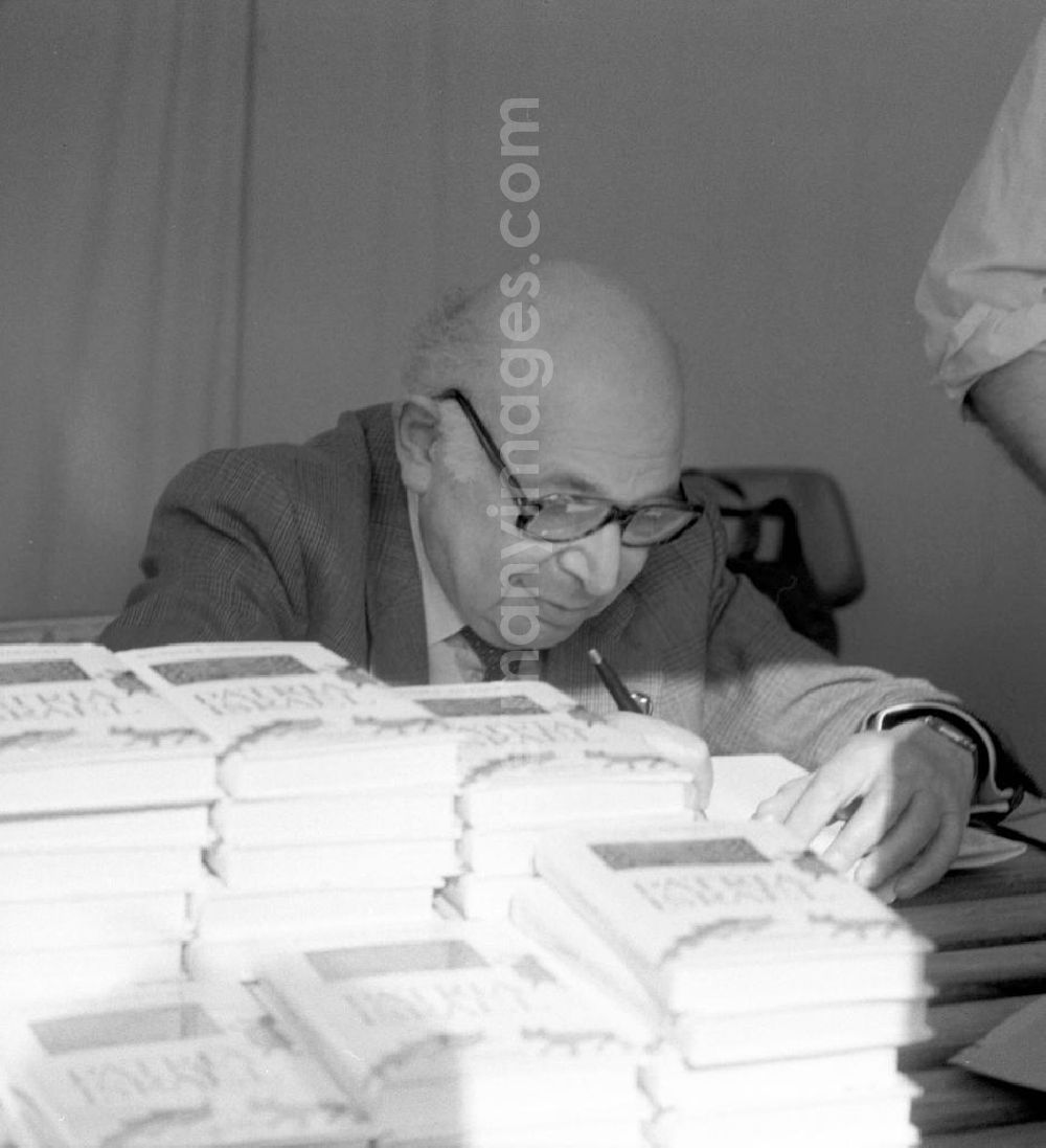 GDR image archive: Berlin - Der deutsch- jüdische Schriftsteller Rudolf Hirsch signiert auf dem Schriftstellerbasar in Berlin seine Bücher.
