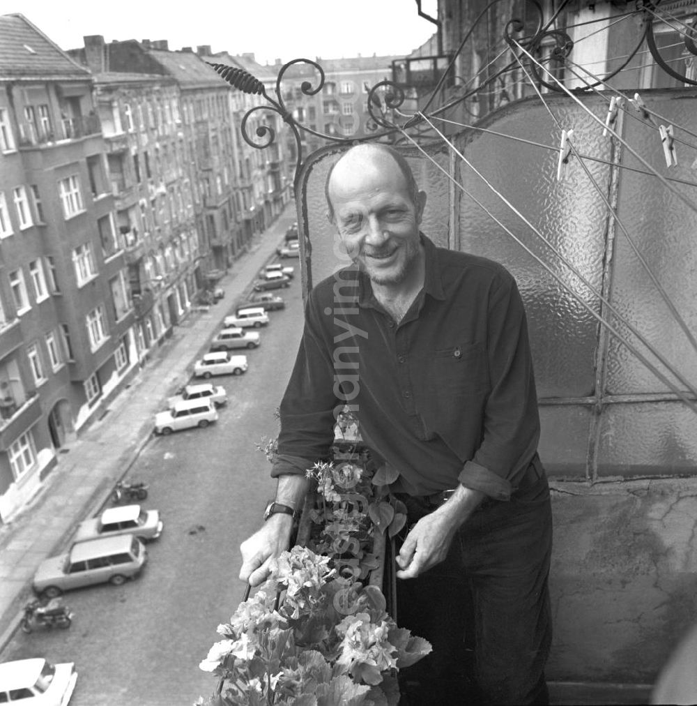 GDR picture archive: Berlin - Der Schriftsteller Rudolf Kiefert in seiner Wohnung auf dem Balkon in Berlin.