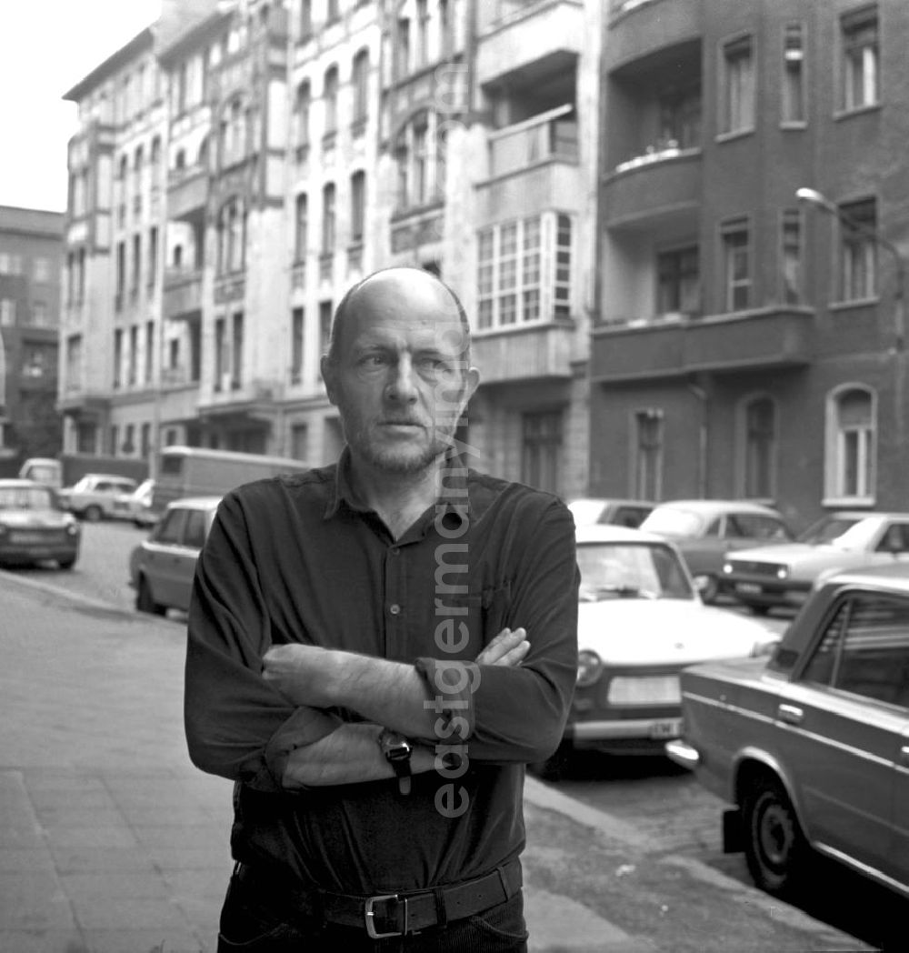 Berlin: Der Schriftsteller Rudolf Kiefert vor seiner Wohnung in Berlin.