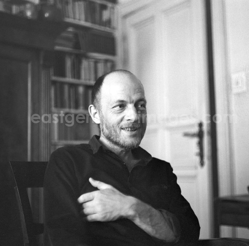GDR image archive: Berlin - Der Schriftsteller Rudolf Kiefert in seiner Wohnung in Berlin.