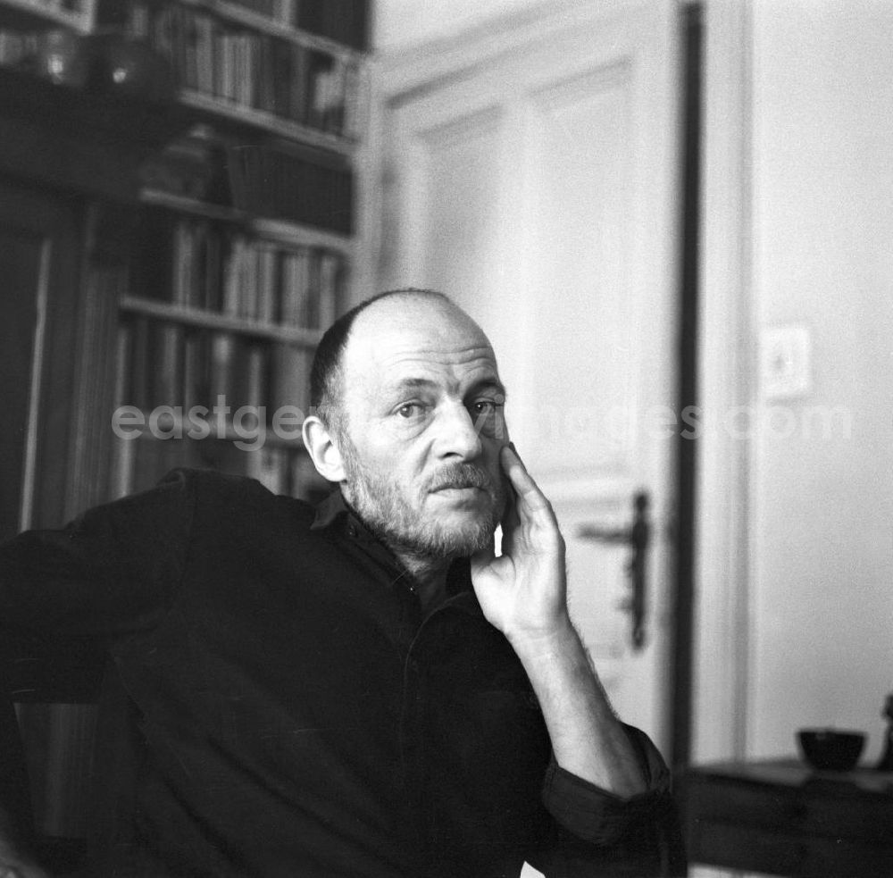 GDR image archive: Berlin - Der Schriftsteller Rudolf Kiefert in seiner Wohnung in Berlin.
