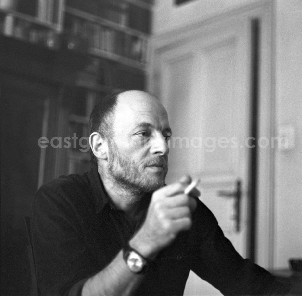 GDR photo archive: Berlin - Der Schriftsteller Rudolf Kiefert in seiner Wohnung in Berlin.