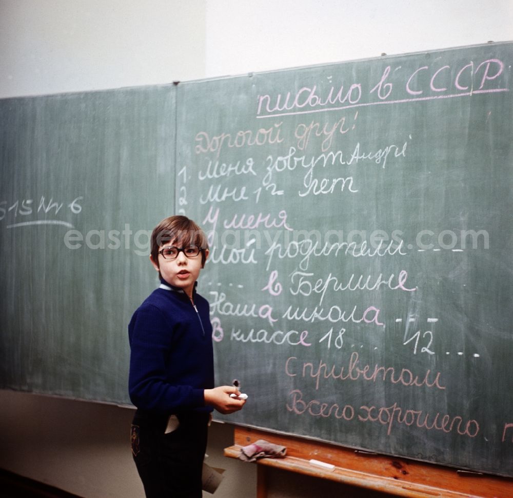 GDR picture archive: Berlin - Boy with glasses in the Russian class at the blackboard