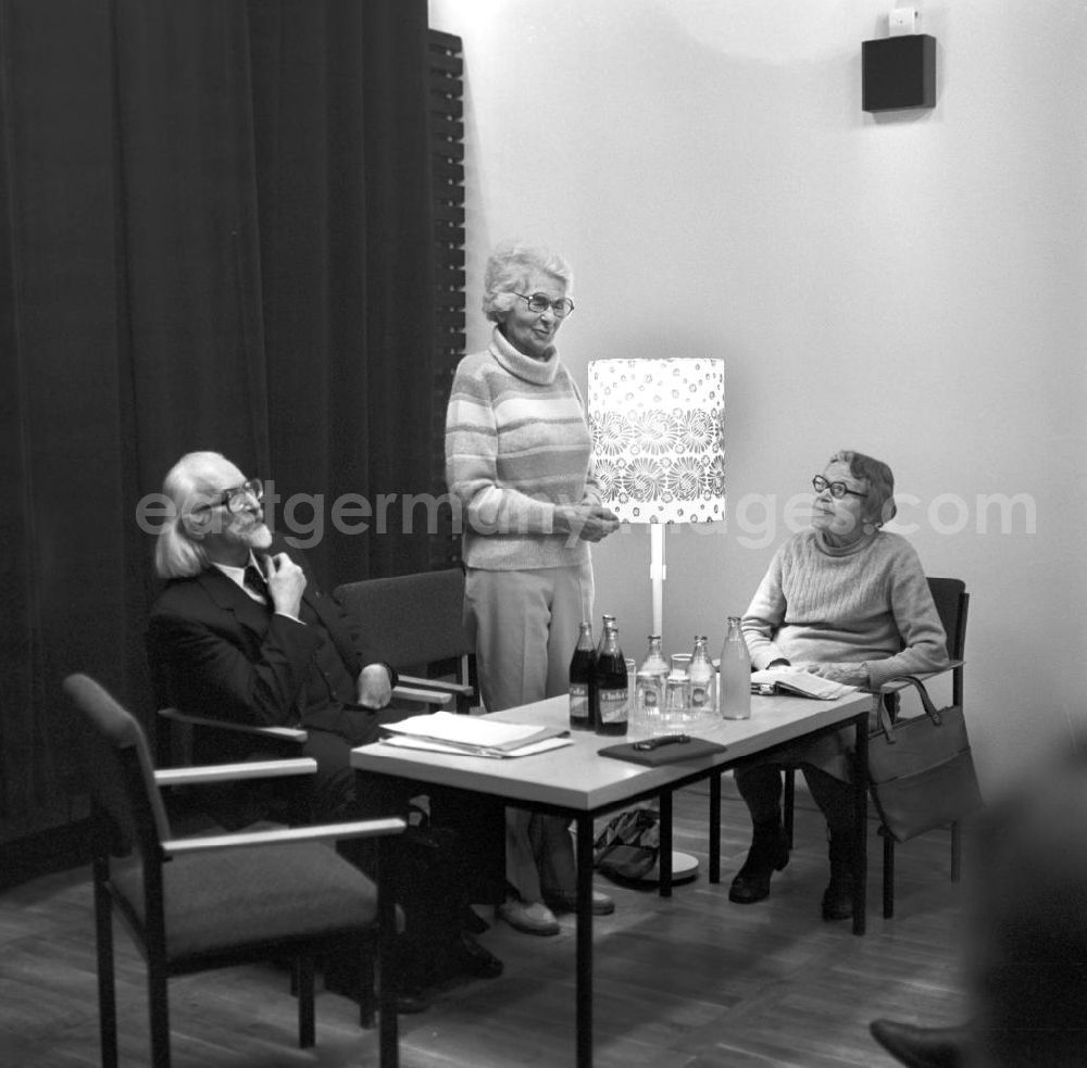 GDR photo archive: Berlin - Die Schriftstellerinnen Ruth Werner, Trude Richter und der Schriftsteller Jan Koplowitz auf der Eröffnung der Anton- Saefkow- Bibliothek in Berlin- Lichtenberg.