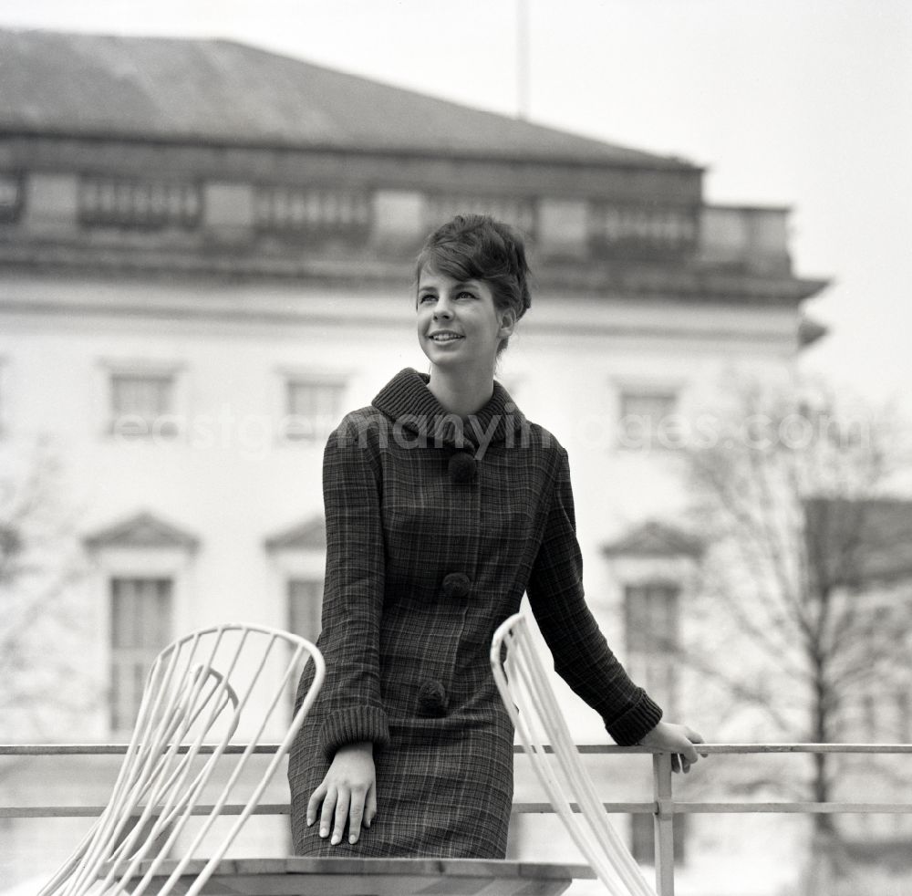 GDR picture archive: Berlin - Mrs. Dr. Sabine Bergmann-Pohl in Eastberlin, the former capital of the GDR, German Democratic Republic