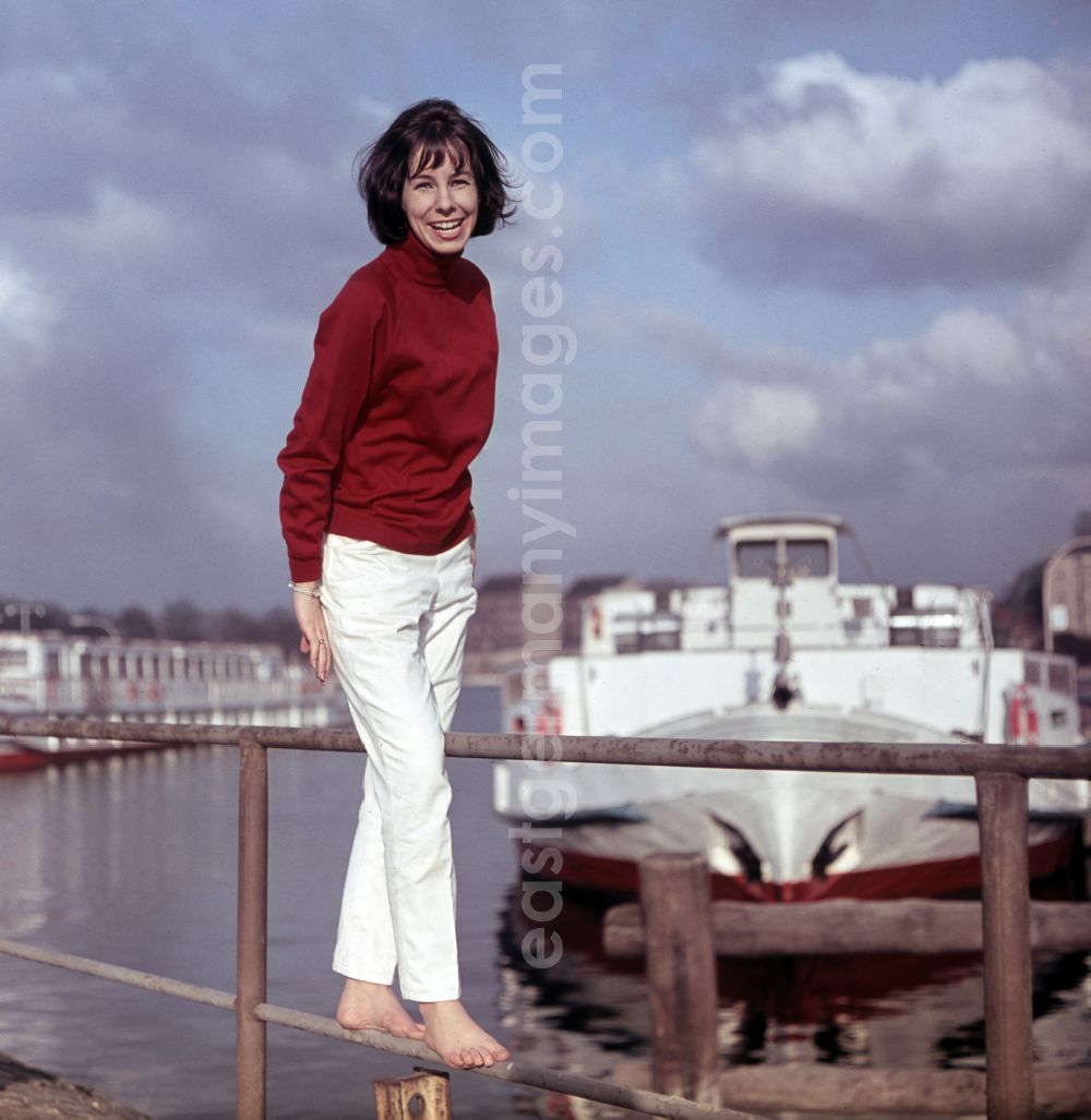 GDR picture archive: Berlin - Mrs. Dr. Sabine Bergmann-Pohl in Eastberlin, the former capital of the GDR, German Democratic Republic