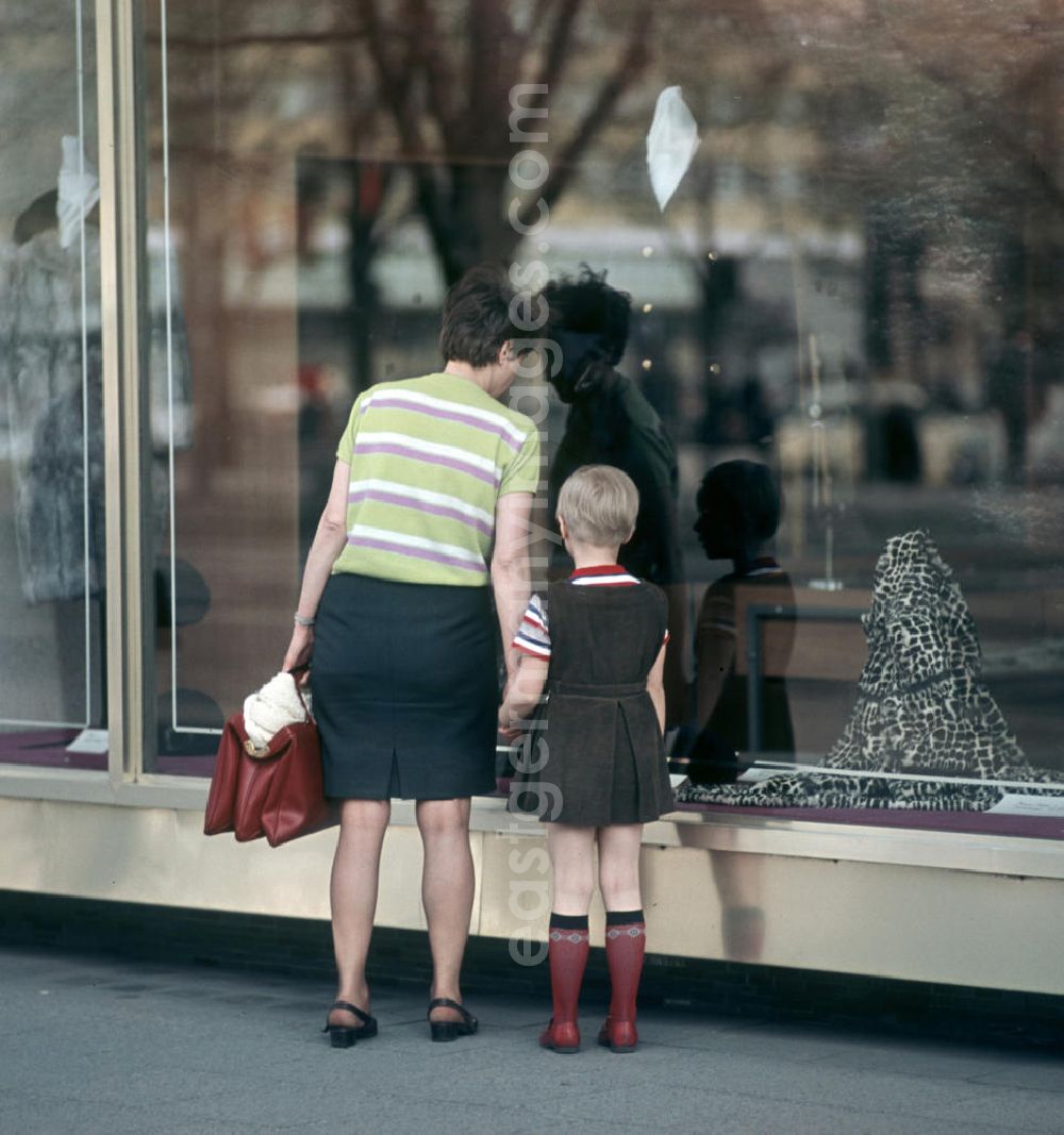 Berlin: Eine Frau betrachtet mit ihrer Tochter die in einem Schaufenster auf der Flaniermeile Unter den Linden ausgestellte Pelzmode.