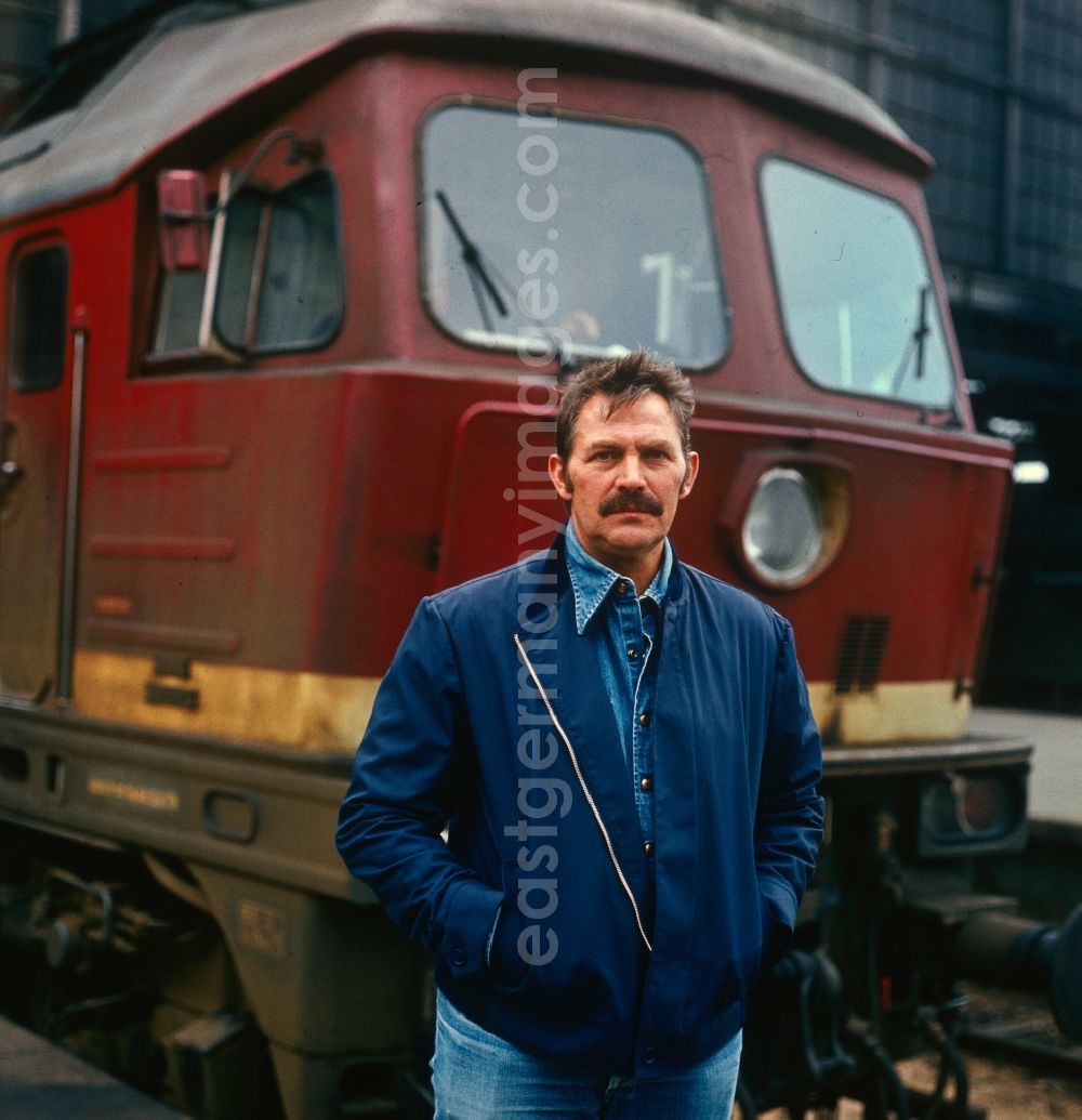 GDR image archive: Berlin Friedrichshain - East German actor, director and writer Ulrich Thein in front of a locomotive V 20