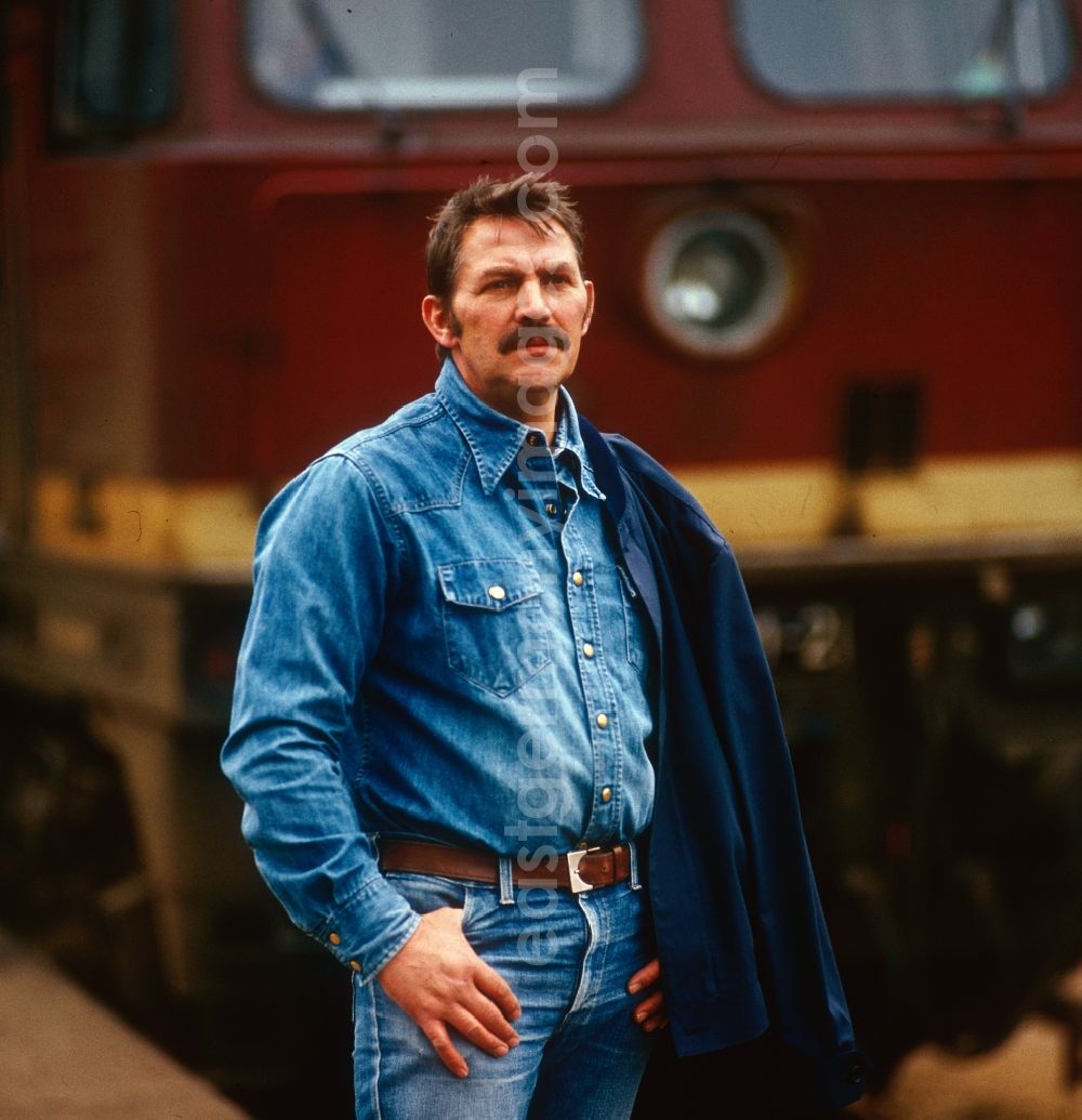 GDR photo archive: Berlin Friedrichshain - East German actor, director and writer Ulrich Thein in front of a locomotive V 20