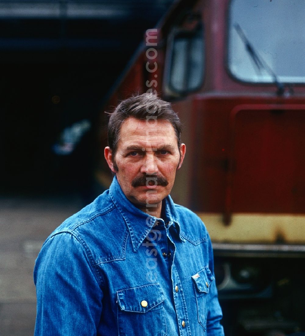 GDR picture archive: Berlin Friedrichshain - East German actor, director and writer Ulrich Thein in front of a locomotive V 20