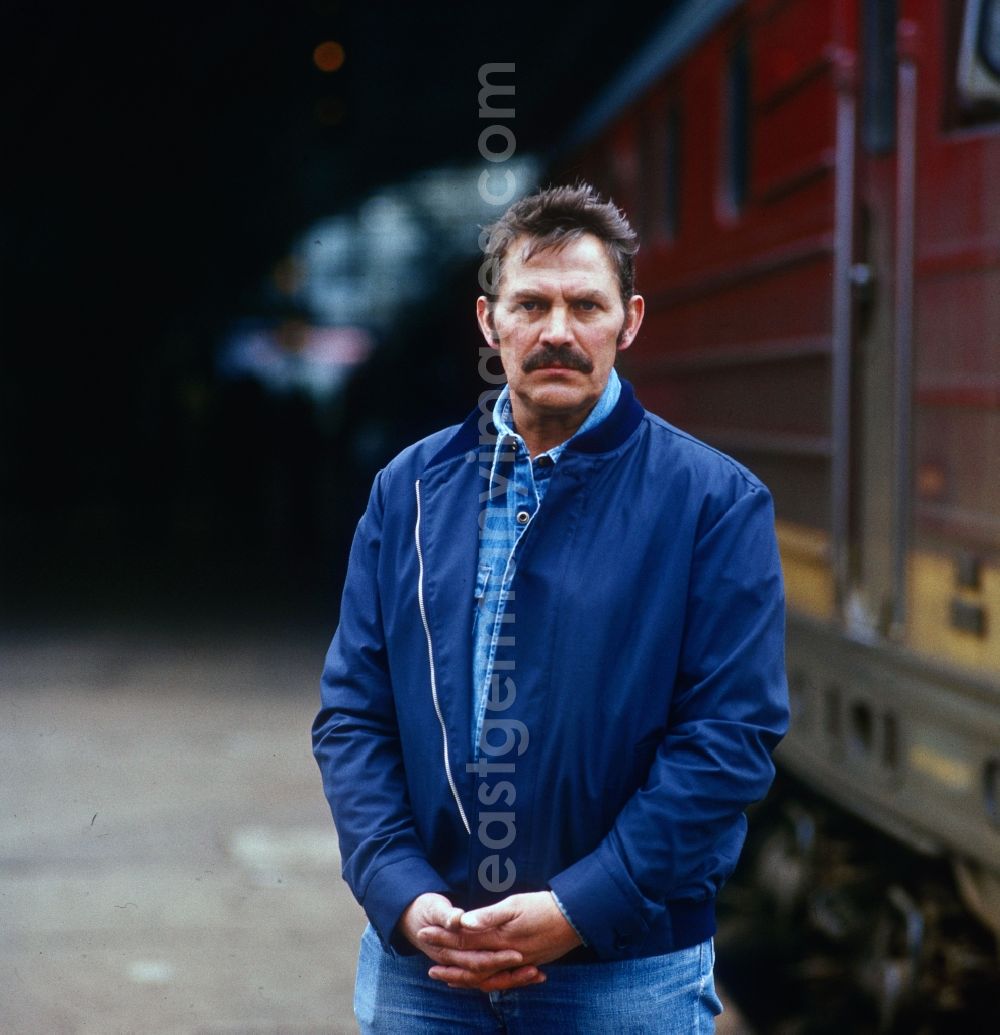 Berlin Friedrichshain: East German actor, director and writer Ulrich Thein in front of a locomotive V 20
