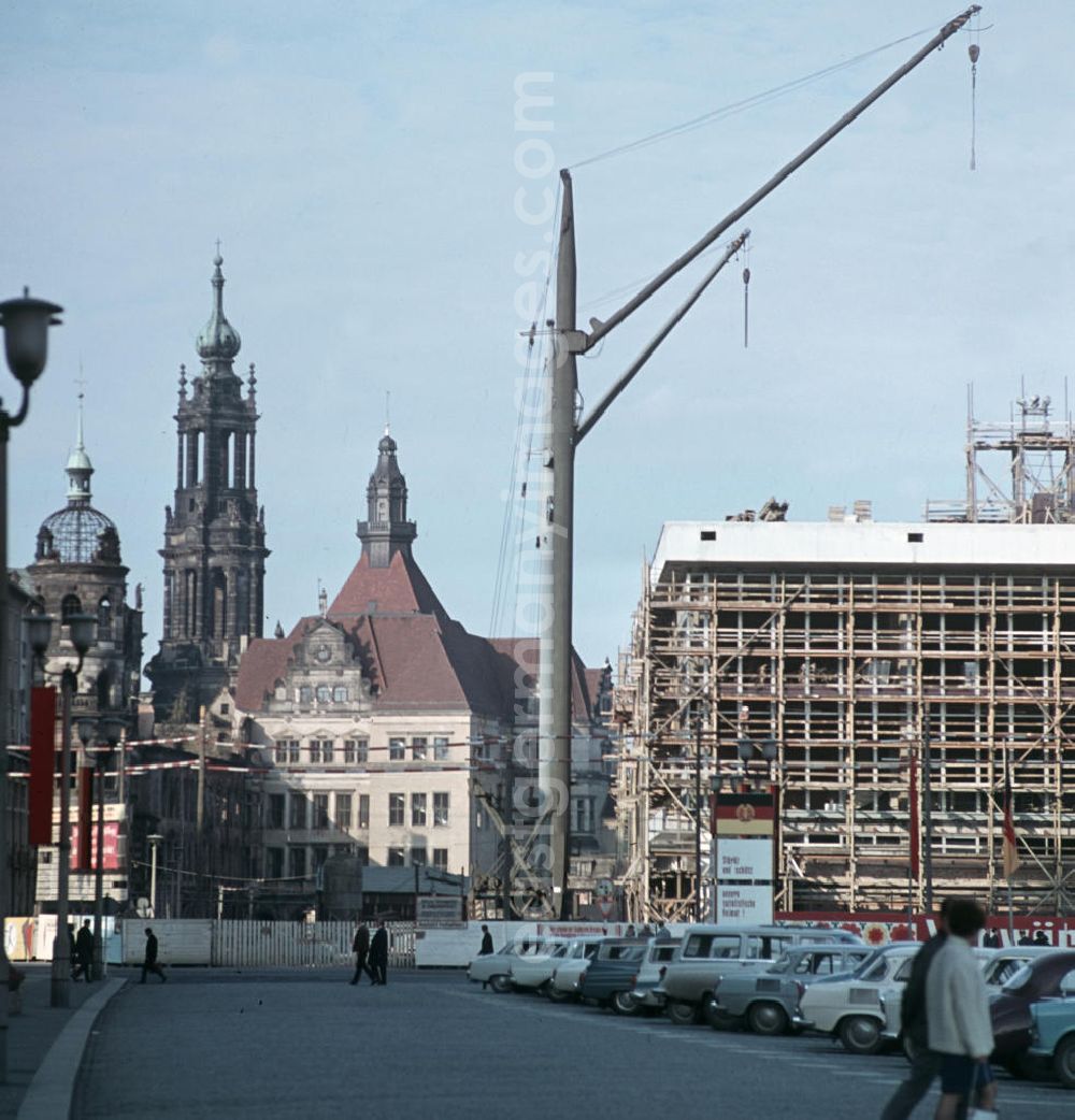 Dresden: Blick auf den sich im Bau befindlichen Kulturpalast in Dresden, links daneben das Residenzschloß mit dem Georgentor, im Hintergrund der Turm der Hofkirche.