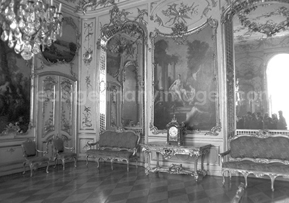 GDR picture archive: Potsdam - Visitors tour the concert room at Sanssouci Palace in Potsdam