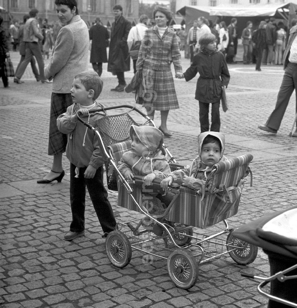 Berlin: Kinder auf dem Schriftstellerbasar auf dem Bebelplatz in Berlin. Bekannte DDR-Schriftsteller und -Schriftstellerinnen hatten sich auf dem Büchermarkt zusammengefunden, um ihre Bücher vorzustellen und Autogramme zu verteilen.