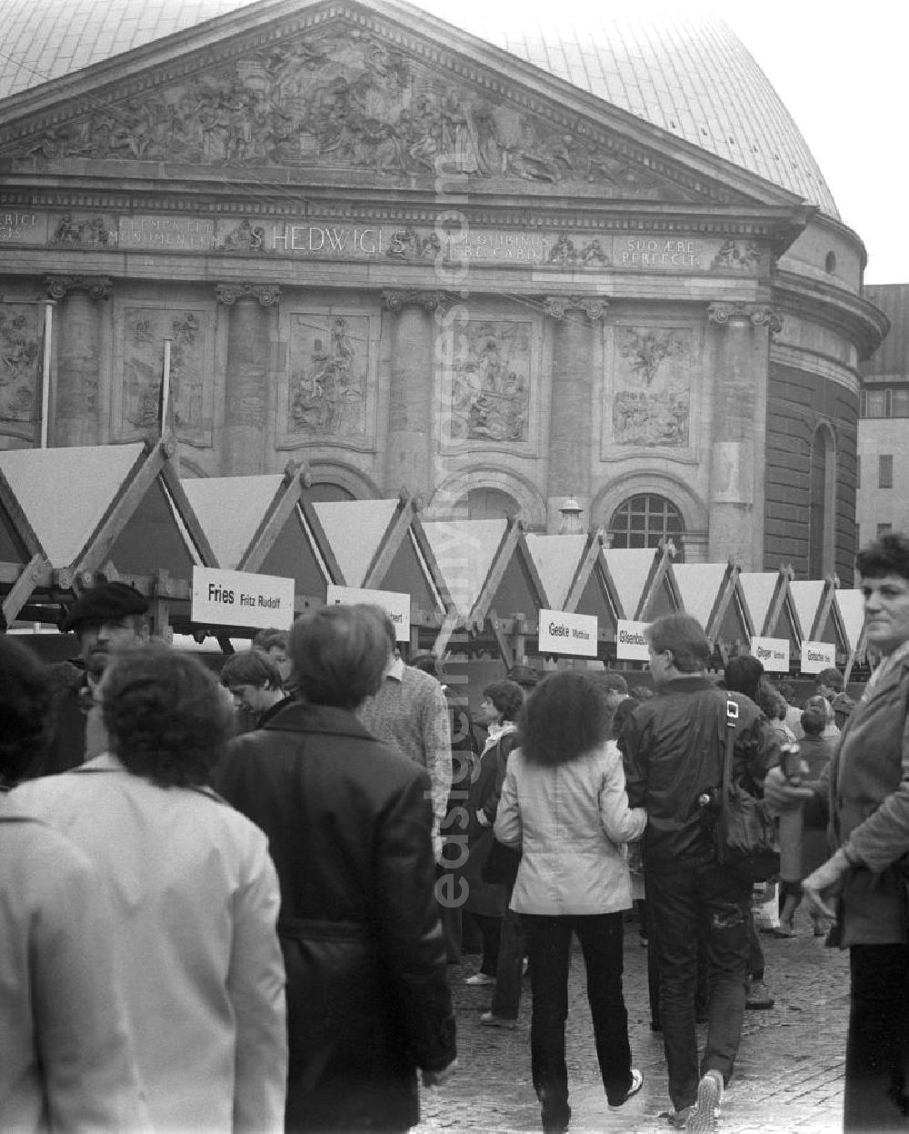 GDR image archive: Berlin - Blick auf den Schriftstellerbasar auf dem Bebelplatz vor der St.-Hedwigs-Kathedrale in Berlin. Bekannte DDR-Schriftsteller und -Schriftstellerinnen hatten sich auf dem Büchermarkt zusammengefunden, um ihre Bücher vorzustellen und Autogramme zu verteilen.