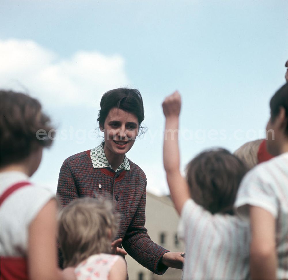 GDR picture archive: Berlin - Die Lehrerin Rosemarie Siebert unterrichtet eine Klasse im Schulgarten einer Schule in Berlin.