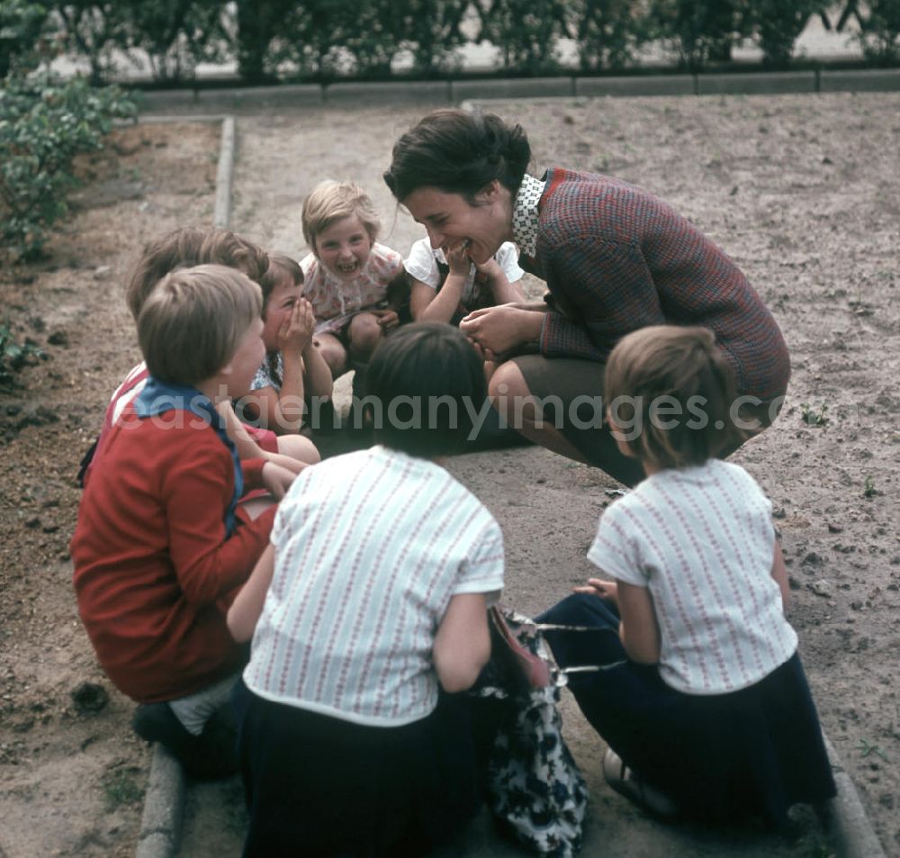 GDR photo archive: Berlin - Die Lehrerin Rosemarie Siebert unterrichtet eine Klasse im Schulgarten einer Schule in Berlin.