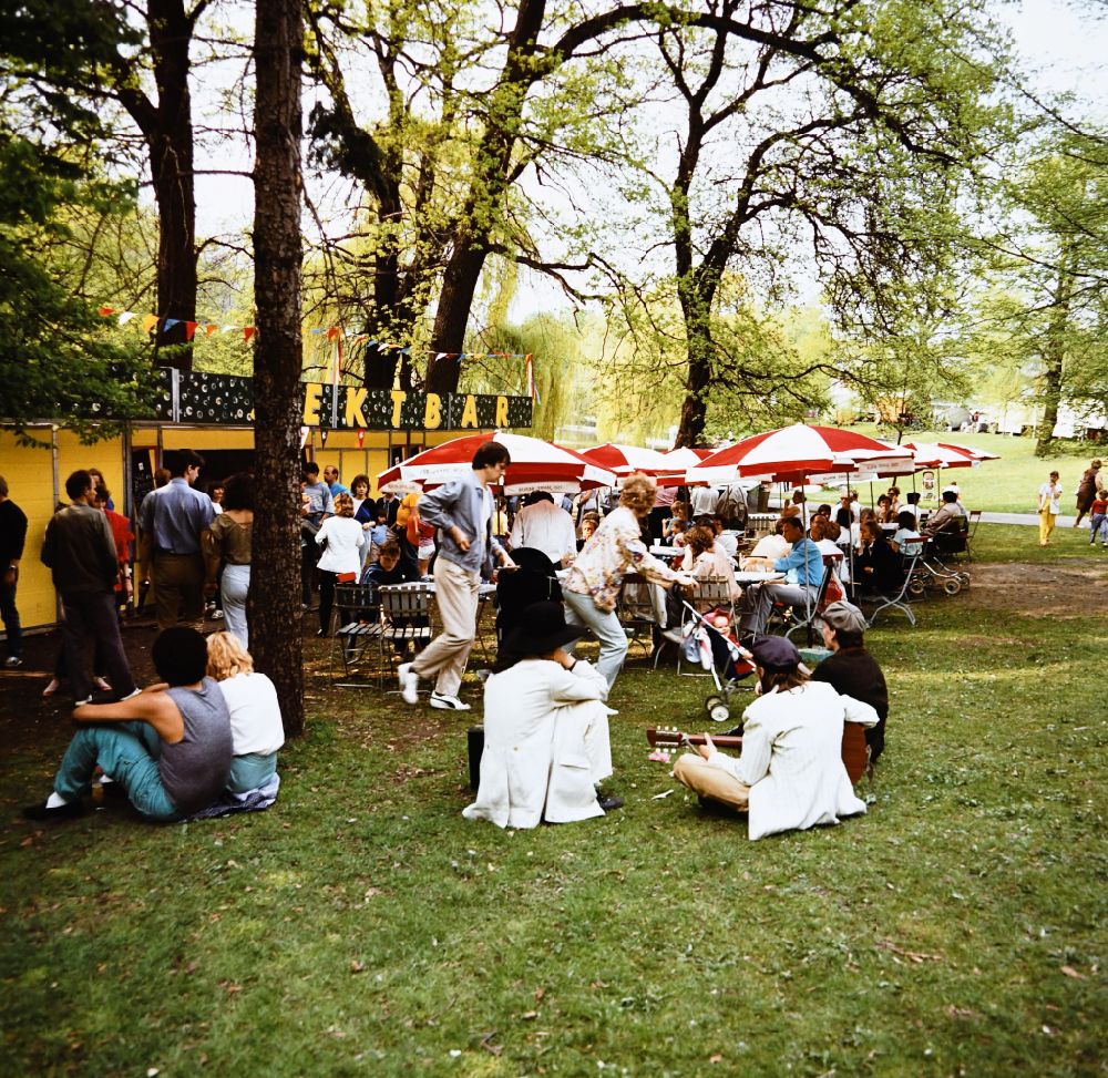 GDR photo archive: Berlin - Visitors sitting together in front of the champagne bar in Volkspark Friedrichshain in Eastberlin on the territory of the former GDR, German Democratic Republic