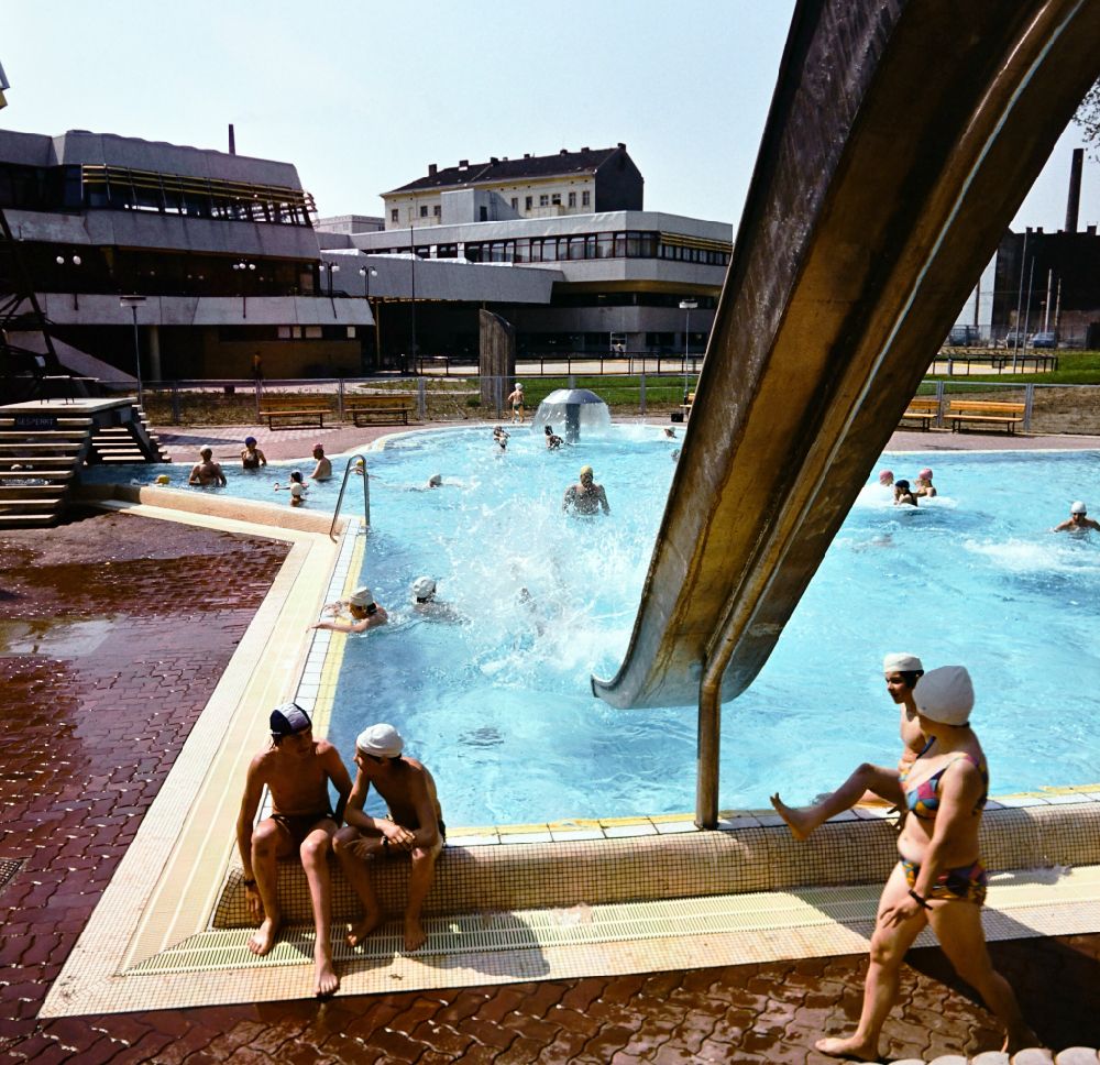 GDR photo archive: Berlin - Bathers in the SEZ sports and recreation center Friedrichshain in Berlin Eastberlin on the territory of the former GDR, German Democratic Republic
