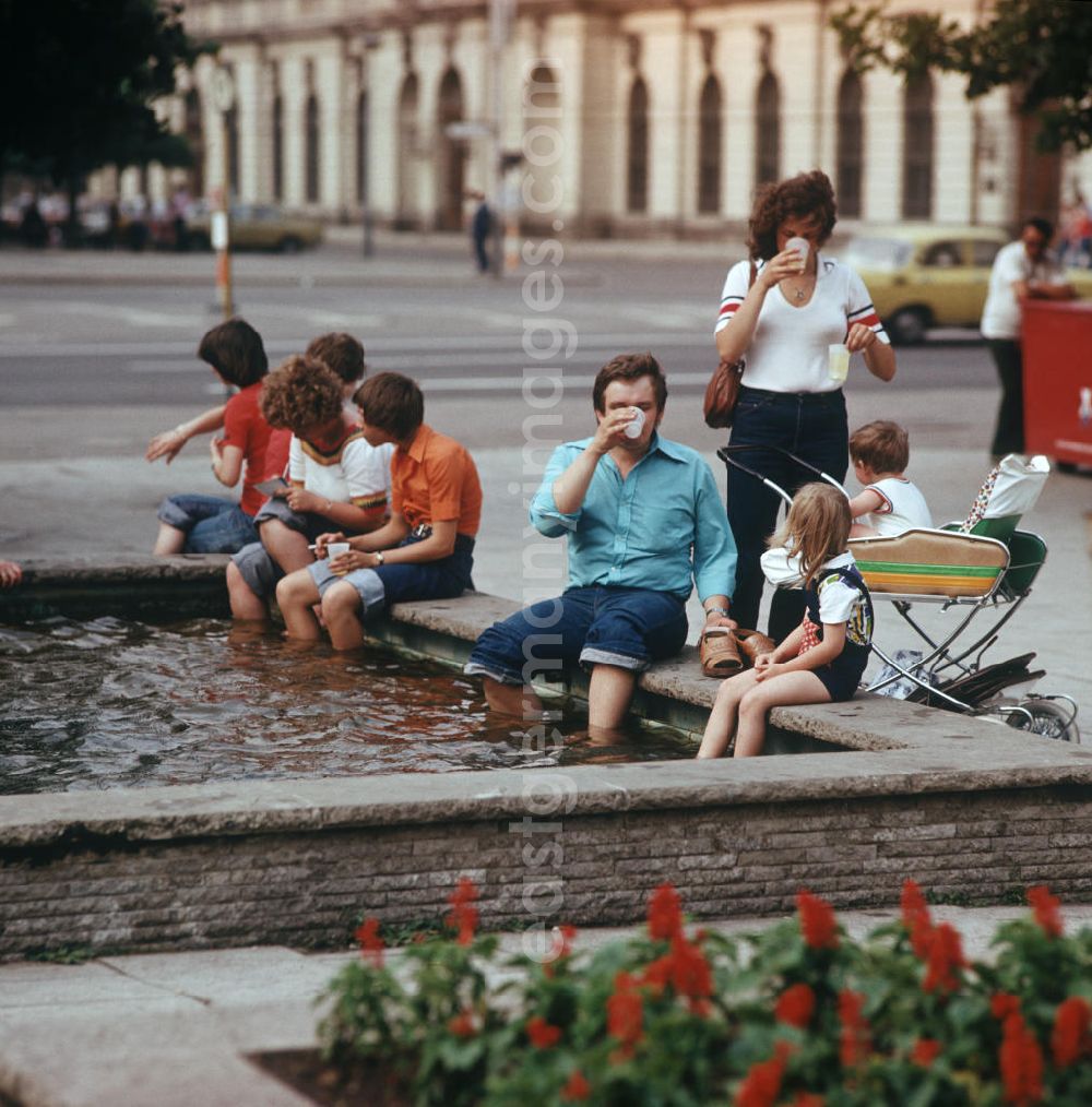 GDR picture archive: Berlin - Erfrischung für die heißgelaufenen Füße der Touristen bieten die Wasserspiele an dem Berliner Prachboulevard Unter den Linden.
