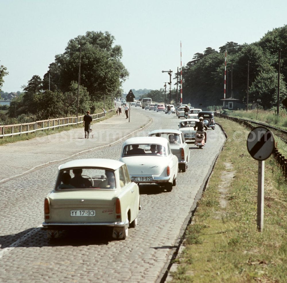 GDR picture archive: Stralsund - Stoßstange an Stoßstange fahren die Autos im Sommer auf die beliebte Urlaubsinsel Rügen.