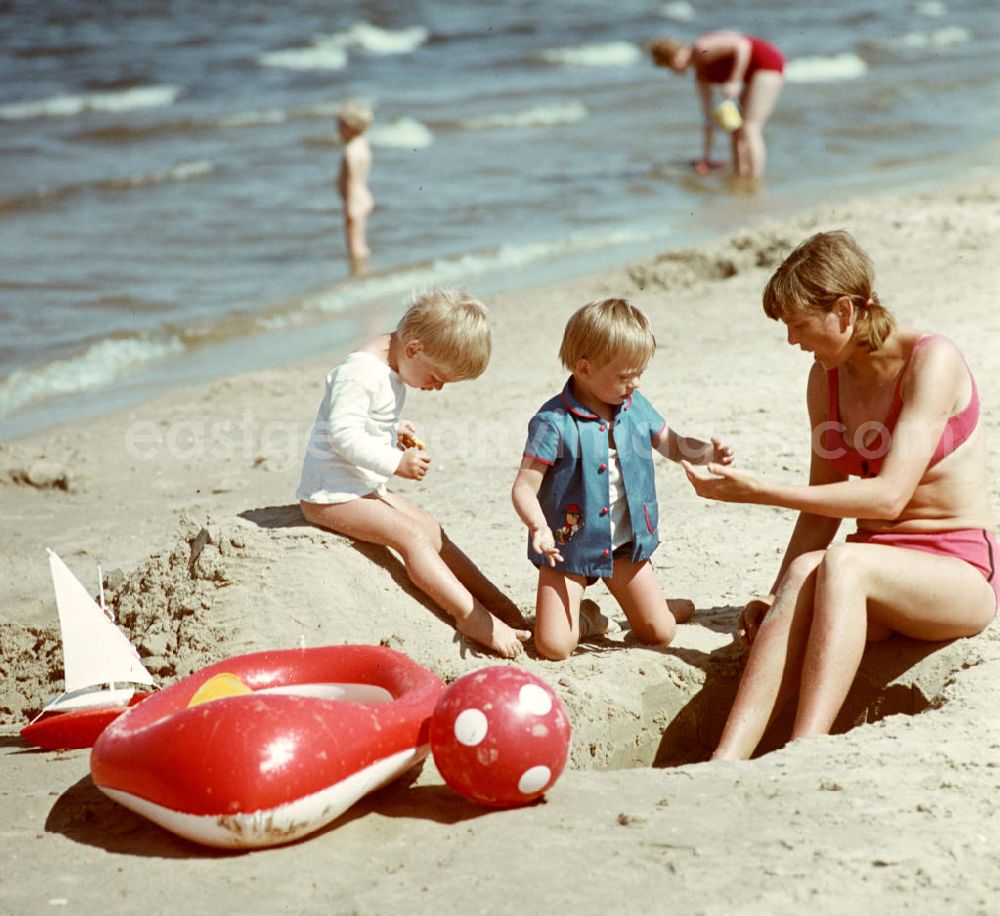 GDR picture archive: Ahlbeck - Familie am Ostseestrand bei Ahlbeck auf der Insel Usedom.