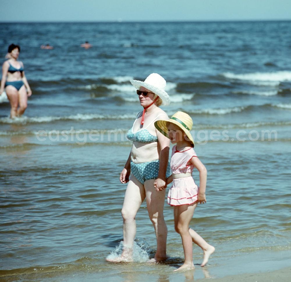 GDR image archive: Ahlbeck - Mutter und Tochter gehen Hand in Hand am Ostseestrand bei Ahlbeck auf der Insel Usedom spazieren.