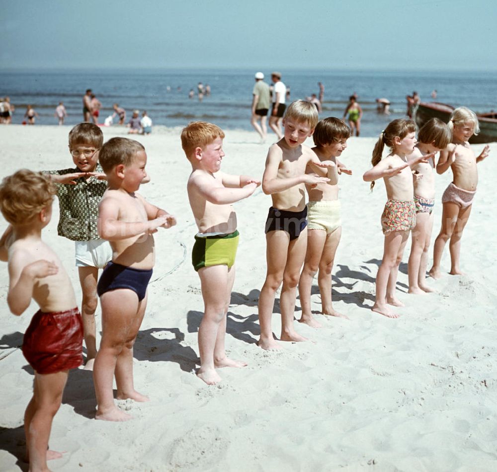 GDR picture archive: Ahlbeck - Kinder haben Spaß beim Sport am Ostseestrand bei Ahlbeck auf der Insel Usedom.