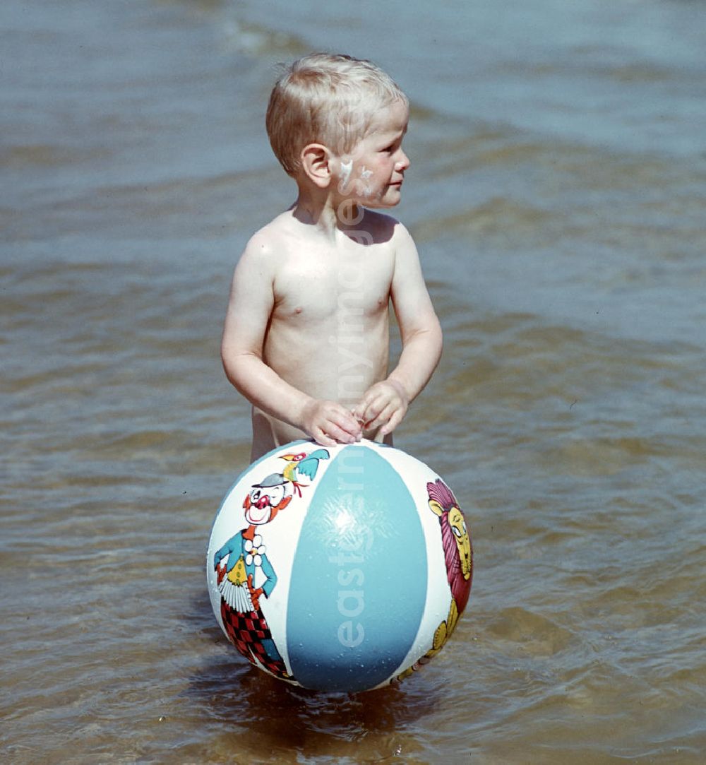 GDR image archive: Ahlbeck - Ein kleiner Junge steht zögerlich mit seinem Wasserball in der Ostsee bei Ahlbeck auf der Insel Usedom.