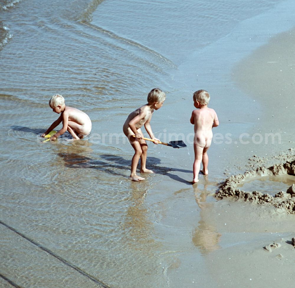 GDR image archive: Ahlbeck - Kinder buddeln am Ostseestrand bei Ahlbeck auf der Insel Usedom.