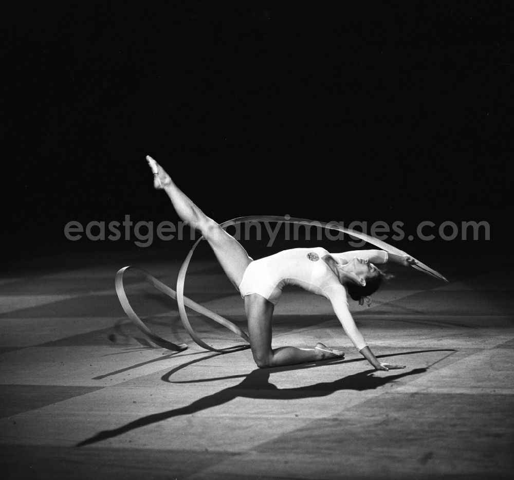 GDR picture archive: Berlin - Recording of sports show of DTSB (German Sports and Gymnastics Union) - a gymnast presents in Rhythmic Gymnastics their exercise with the band- in Berlin in Germany