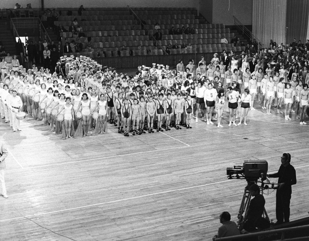 GDR photo archive: Berlin - TV recording of the sports show of DTSB. Lineup of sportsmen and women in the hall in front of the camera crew