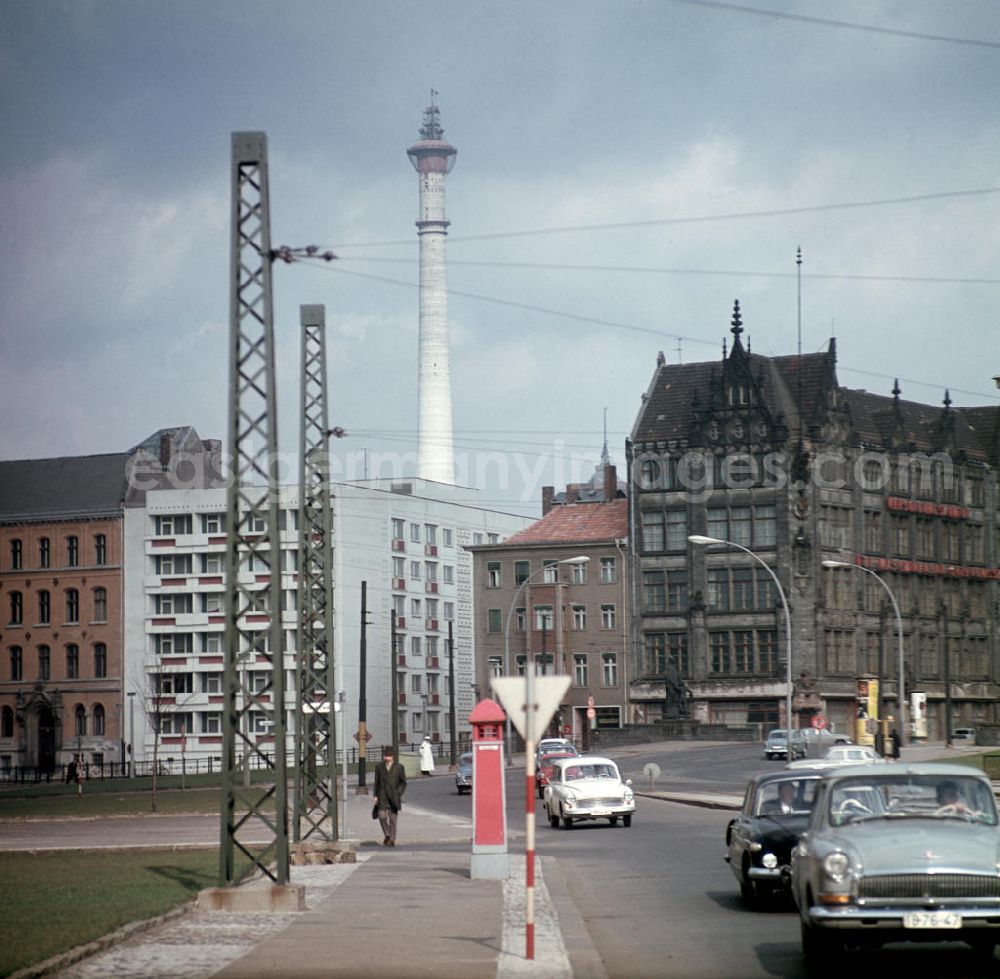 GDR picture archive: Berlin - Blick entlang der Gertraudenstraße mit der Gertraudenbrücke und dem Hochzeitshaus, heute Juwelenhaus (r.), zum im Bau befindlichen Fernsehturm in Berlin.