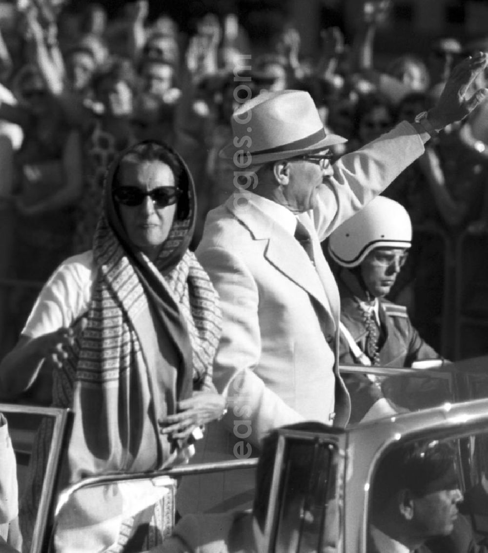 GDR image archive: Berlin - Die indische Ministerpräsidentin Indira Gandhi wird vom Partei- und Regierungschef der DDR, Erich Honecker, und der Bevölkerung herzlich willkommen geheißen.