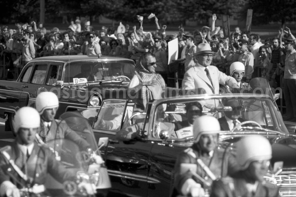 GDR picture archive: Berlin - Die indische Ministerpräsidentin Indira Gandhi wird vom Partei- und Regierungschef der DDR, Erich Honecker, und der Bevölkerung herzlich willkommen geheißen.