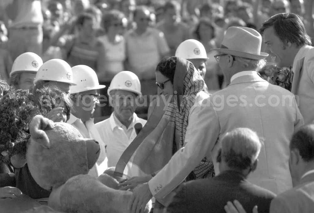 GDR photo archive: Berlin - Die indische Ministerpräsidentin Indira Gandhi wird vom Partei- und Regierungschef der DDR, Erich Honecker (r), und der Öffentlichkeit herzlich willkommen geheißen.