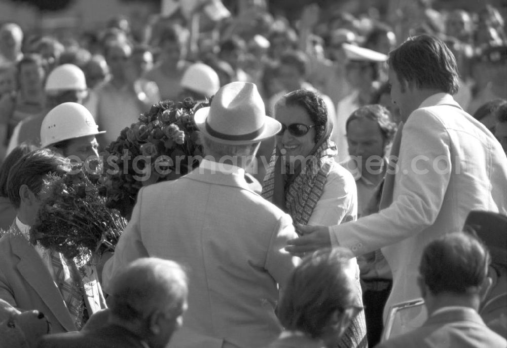 GDR picture archive: Berlin - Die indische Ministerpräsidentin Indira Gandhi wird vom Partei- und Regierungschef der DDR, Erich Honecker (r), und der Öffentlichkeit herzlich willkommen geheißen.