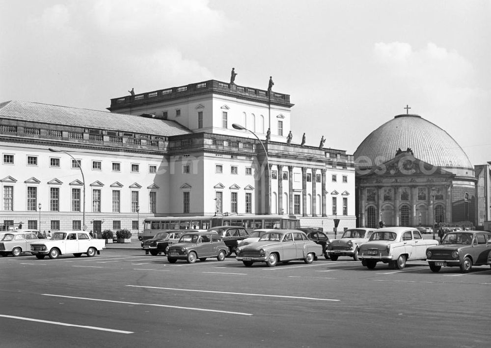 GDR photo archive: Berlin - Blick über den Bebelplatz auf die Staatsoper und die Sankt-Hedwigs-Kathedrale an Ost-Berlins beliebtester Flaniermeile Unter den Linden in Berlin.