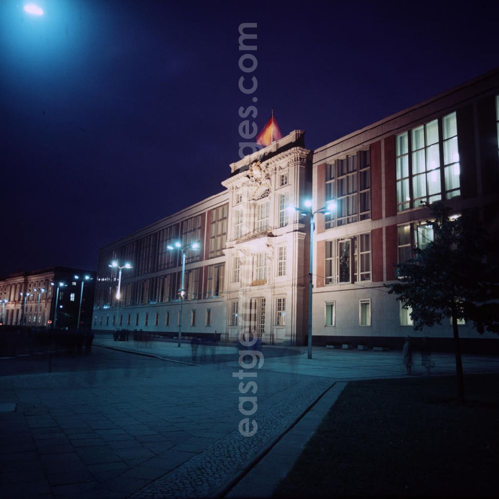 GDR picture archive: Berlin - Blick auf das Staatsratsgebäude in Berlin-Mitte bei Nacht. Der Sitz des Staatsrates der DDR war Anfang der 6