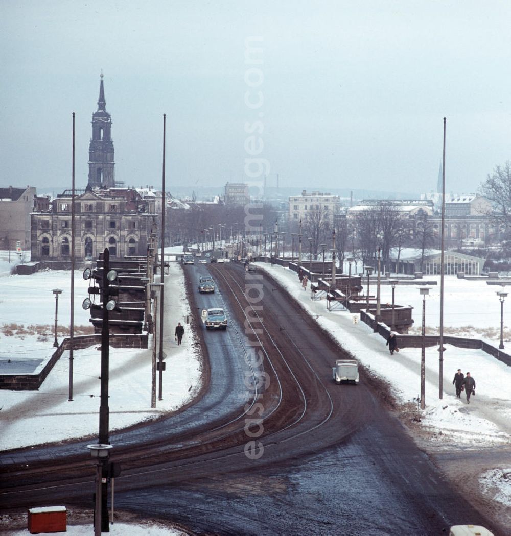 GDR image archive: Dresden - Blick über die Augustusbrücke auf das im Zweiten Weltkrieg zerstörte Blockhaus / Neustädter Wache und die Dreikönigskirche in Dresden.