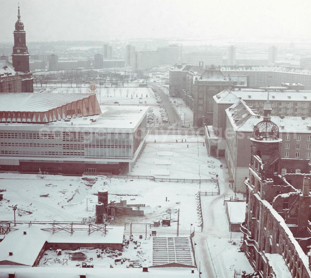 GDR photo archive: Dresden - Blick auf die verschneite Innere Altstadt von Dresden mit Kreuzkirche (l) und 1969 eröffnetem Kulturpalast am Altmarkt sowie Ruine des Stadtschlosses (r).