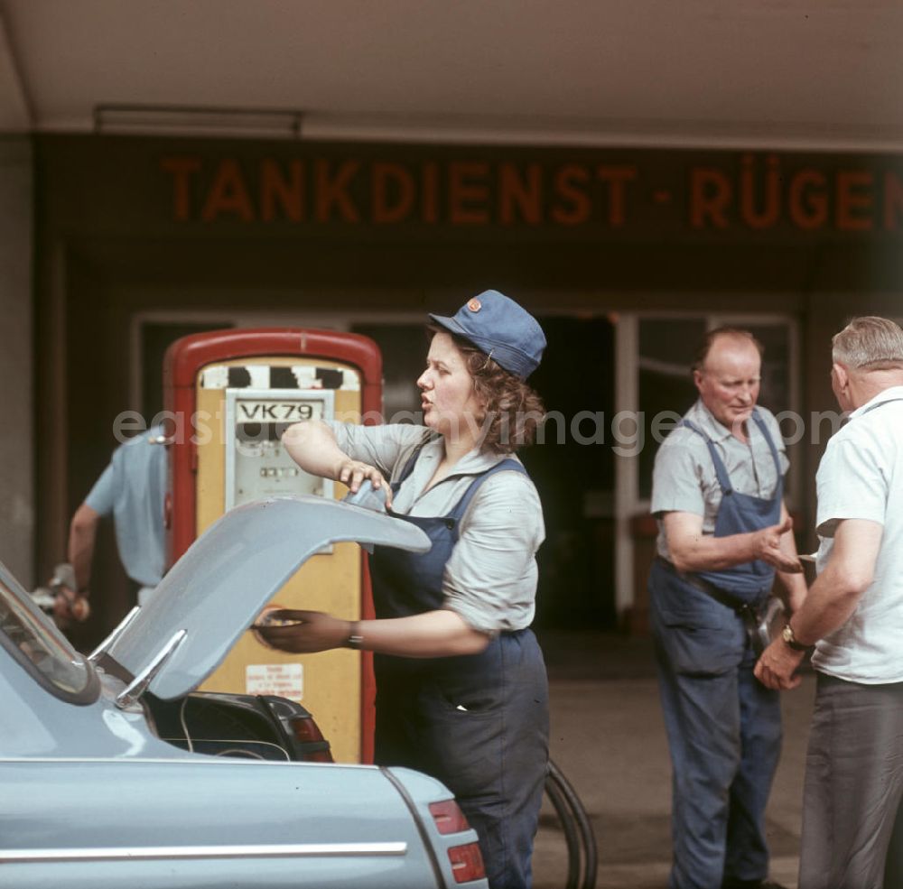 GDR image archive: Stralsund - Reger Betrieb herrscht an einer Tankstelle Tankdienst Rügendamm vor der beliebten Urlaubsinsel Rügen. Ein weiblicher Tankwart bedient Kunden.