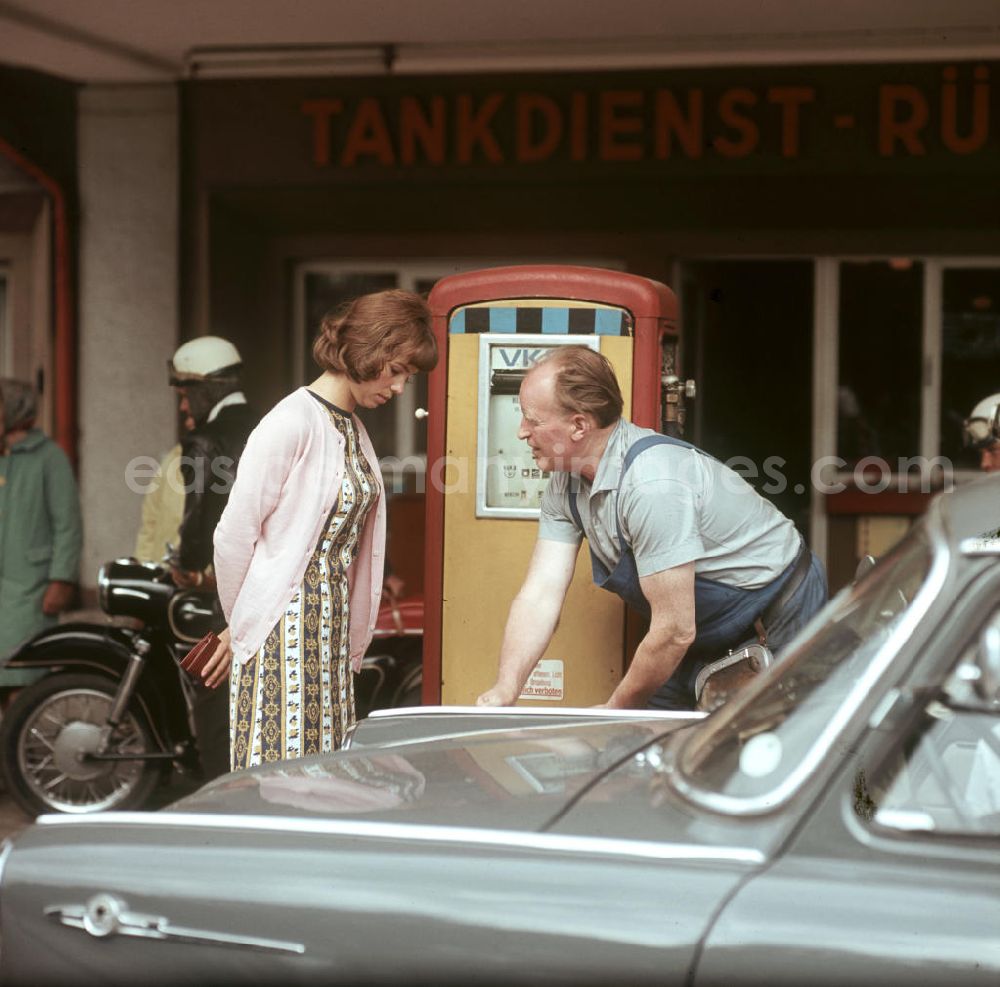 GDR photo archive: Stralsund - Reger Betrieb herrscht an einer Tankstelle Tankdienst Rügendamm vor der beliebten Urlaubsinsel Rügen. Ein weiblicher Tankwart bedient Kunden.