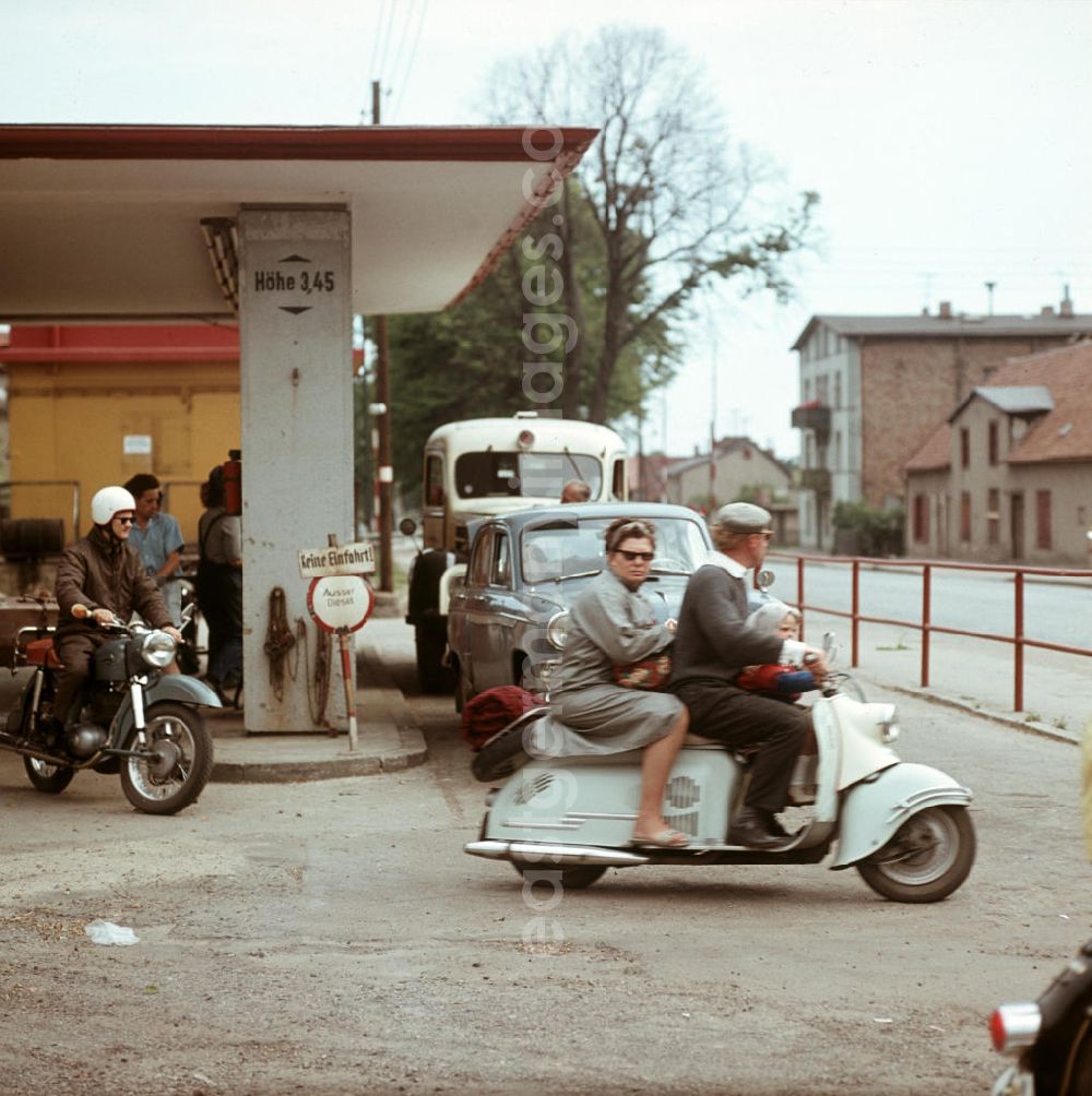 GDR image archive: Stralsund - Reger Betrieb herrscht an einer Tankstelle Tankdienst Rügendamm vor der beliebten Urlaubsinsel Rügen.