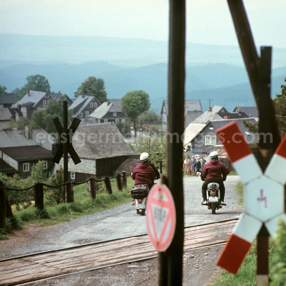 GDR photo archive: Lichtenhain - Motorräder überqueren den Bahnübergang bei Lichtenhain an der Bergbahn nahe Oberweißbach im Thüringer Wald. Der Thüringer Wald mit seinen Wander- und Erholungsmöglichkeiten war ein beliebtes Urlaubsziel in der DDR.